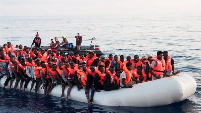SIGUEN LOS INMIGRANTES A LA DERIVA EN EL MEDITERRÁNEO