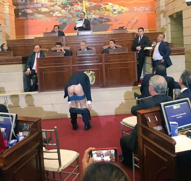SEÑORÍAS: SI ASI PIDEN SILENCIO, ¿CÓMO SE PIDEN APLAUSOS?