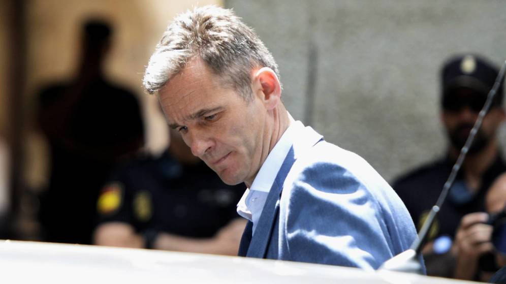 CASA REAL ESPAÑOLA: YERNO EN LA CARCEL, EX REY DESAPARECIDO, REY .. TRABAJANDO