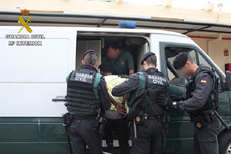 INMIGRANTES: ADEMÁS DE ENCERRARLOS, LOS JUZGAMOS