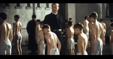 IGLESIA CHILENA A LOS CURAS: “Prohibido tocar los genitales o besar en la boca a los niños”