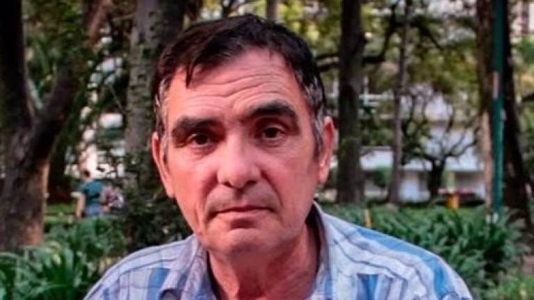 UN ETARRA SE VUELVE A ESPAÑA POR BARAJAS, Y LO DETIENEN, CLARO.