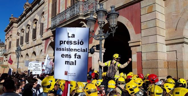 BOMBEROS Y MEDICOS JUNTOS CONTRA EL PARLAMENT