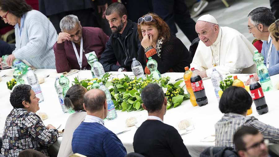EL PAPA CENA CON LOS POBRES: PAGA EL HILTON