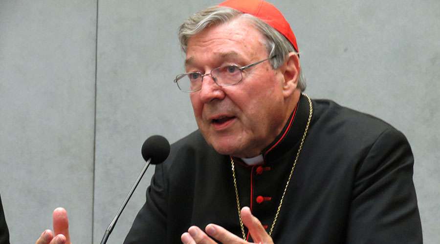EL PAPA APARTA A DOS CARDENALES