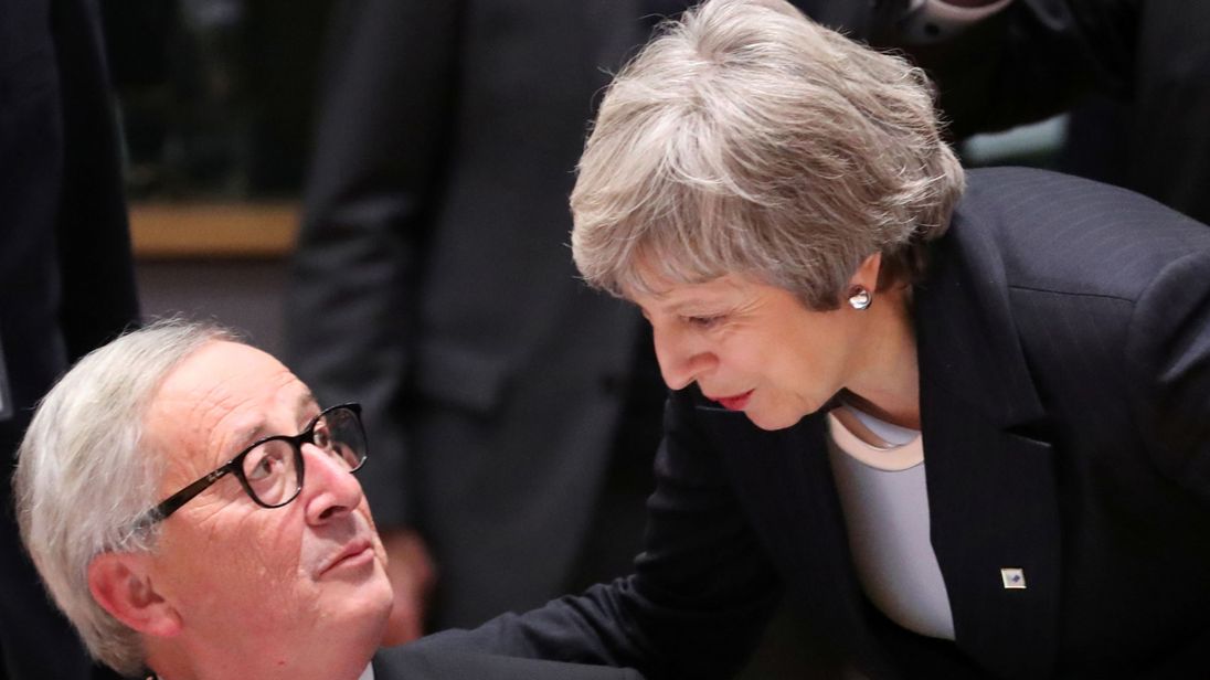 MAY NO ENCUENTRA APOYO EN BRUSELAS