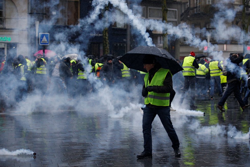 MENOS CHALECOS AMARILLOS: MACRON HACE CONSECIONES