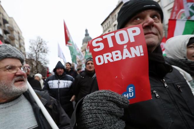 BUDAPEST PROTESTA CONTRA LA “LEY DE ESCLAVITUD” DE VIKTOR ORBAN