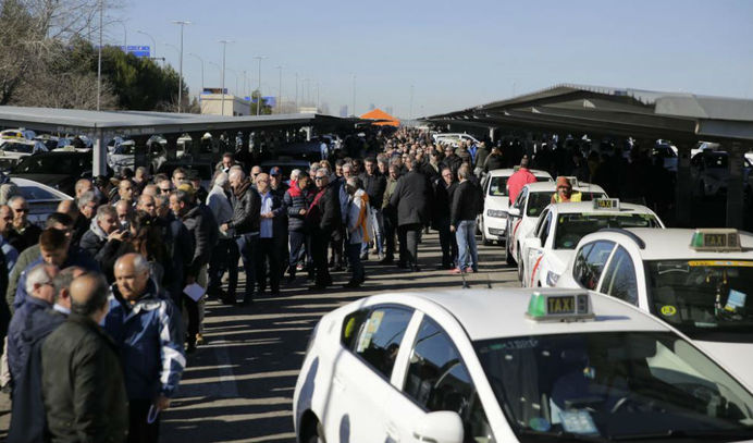 LOS TAXISTAS DEJAN LA HUELGA SIN HABER LOGRADO NADA
