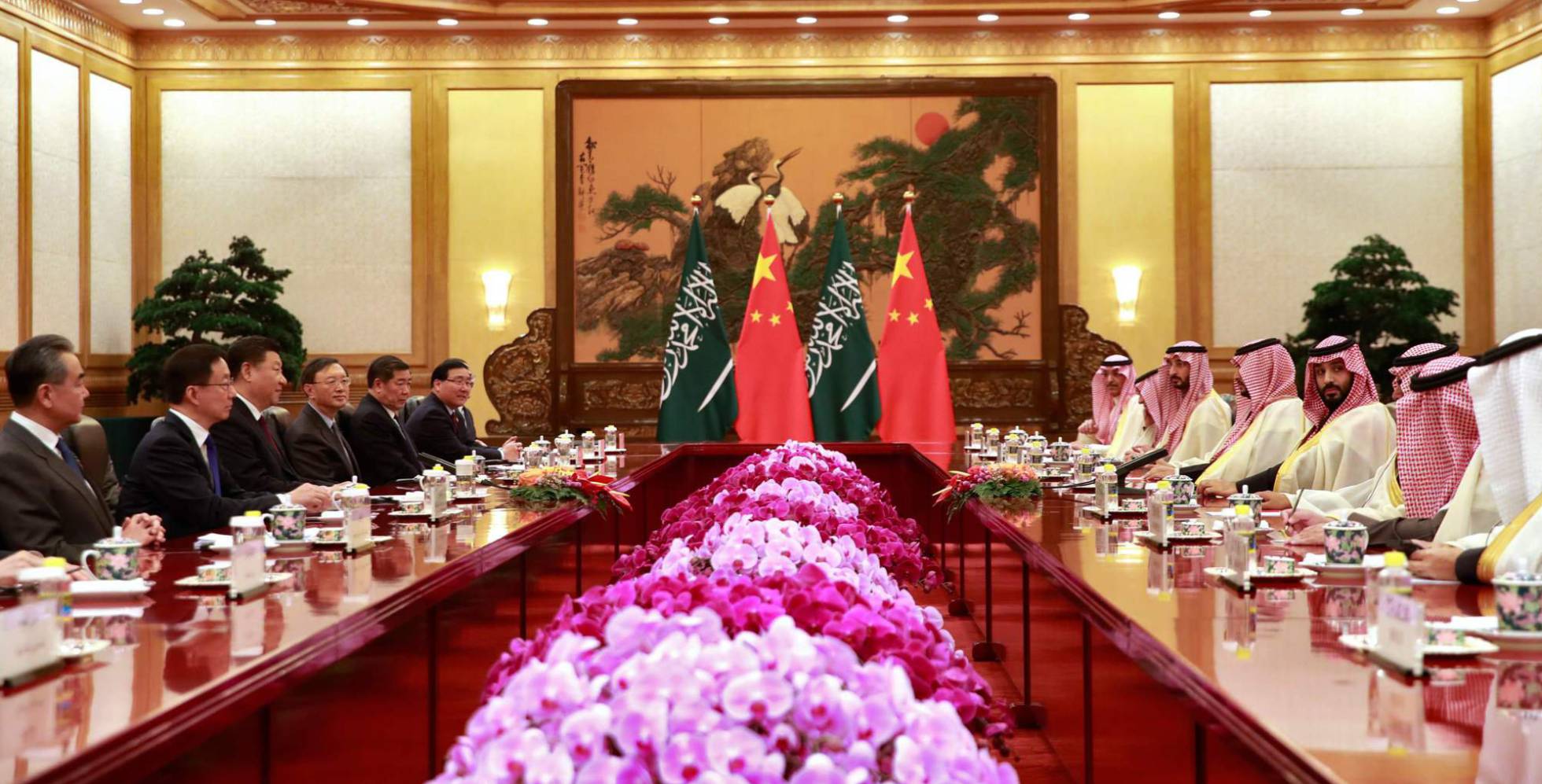 BIN SALMAN SE LIMPIA LAS MANOS DE SANGRE CON CHINA