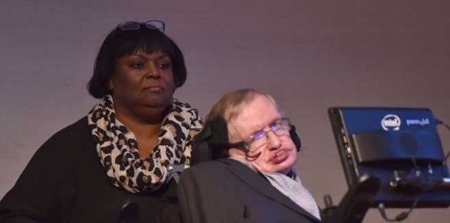 CUIDADOS DEFECTUOSOS A STEPHEN HAWKING