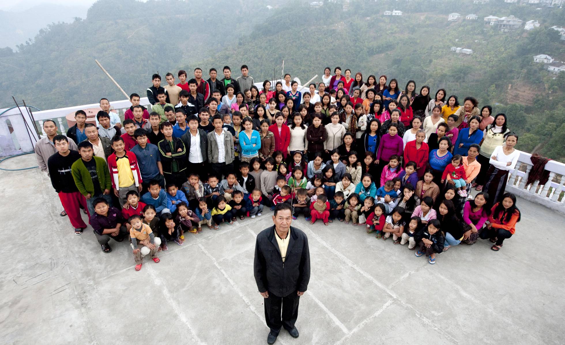 LA FAMILIA MÁS GRANDE DEL MUNDO VIVE EN INDIA