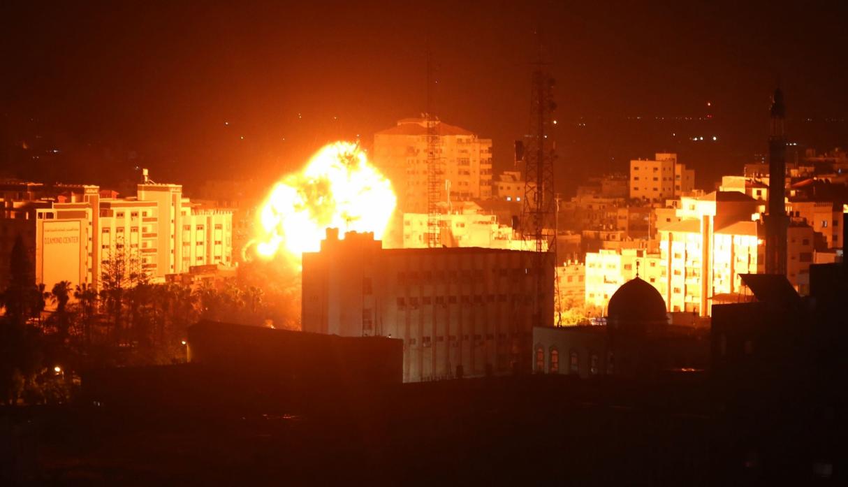 HAMAS ACIERTA CON UN MISIL: ISRAEL BOMBARDEA GAZA