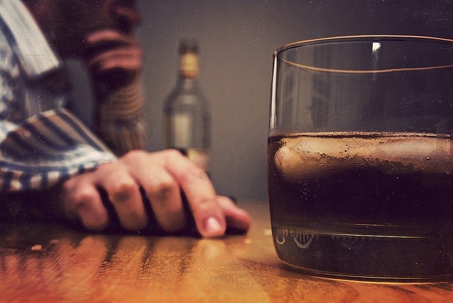 EL ALCOHOL ESTÁ AHORA EN EL PUNTO DE MIRA