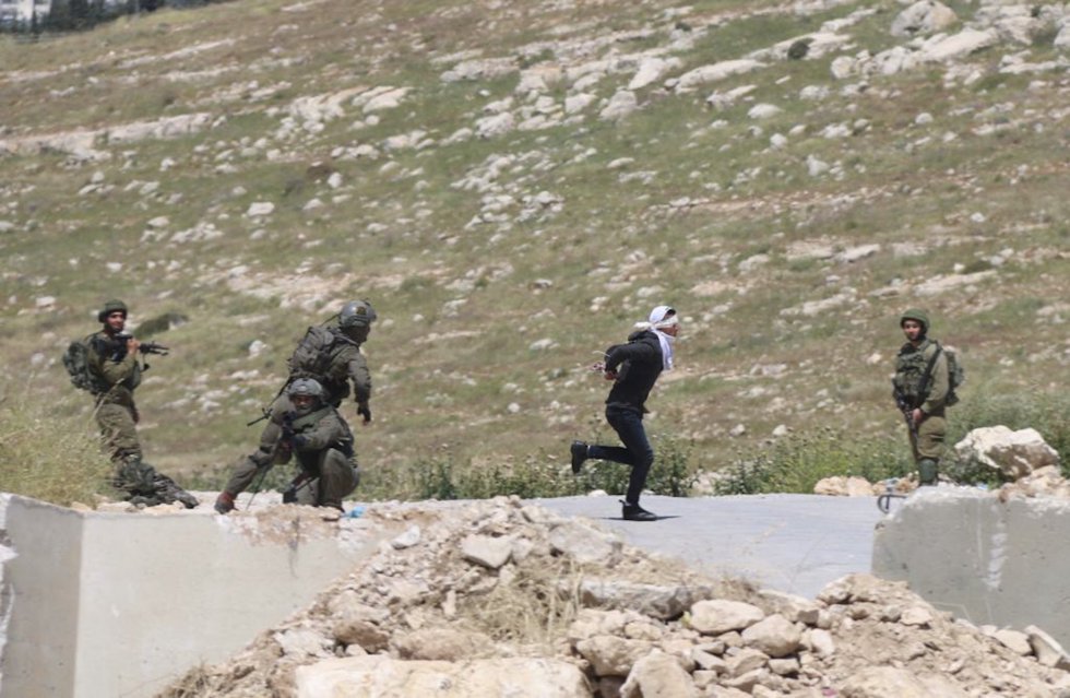 SOLDADOS ISRAELIES DISPARAN SOBRE UN PALESTINO MANIATADO