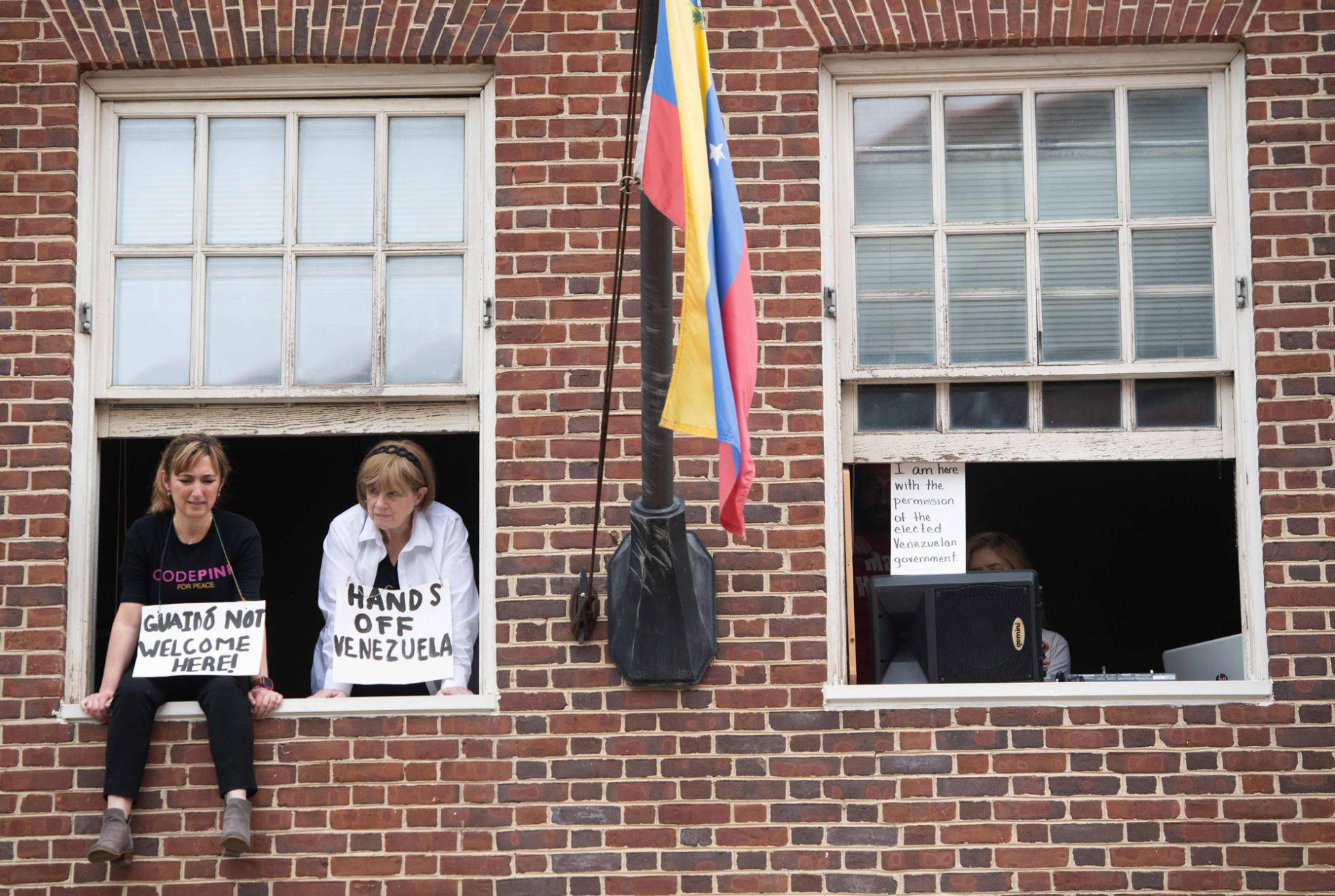 MADURISTAS OCUPAN LA EMBAJADA DE VENEZUELA EN EEUU