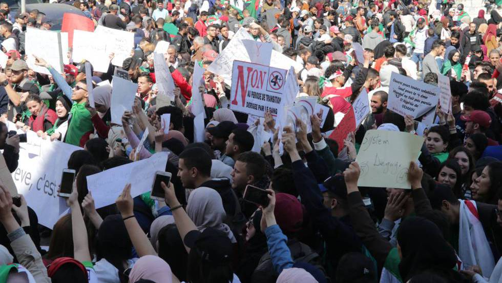 LA SOCIEDAD ARGELINA EXIGE CAMBIOS, INDIGANADA POR LA EMIGRACION