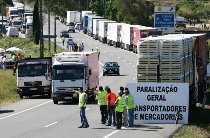 DOS SINDICATOS PORTUGUESES BLOQUEAN AL PAÍS