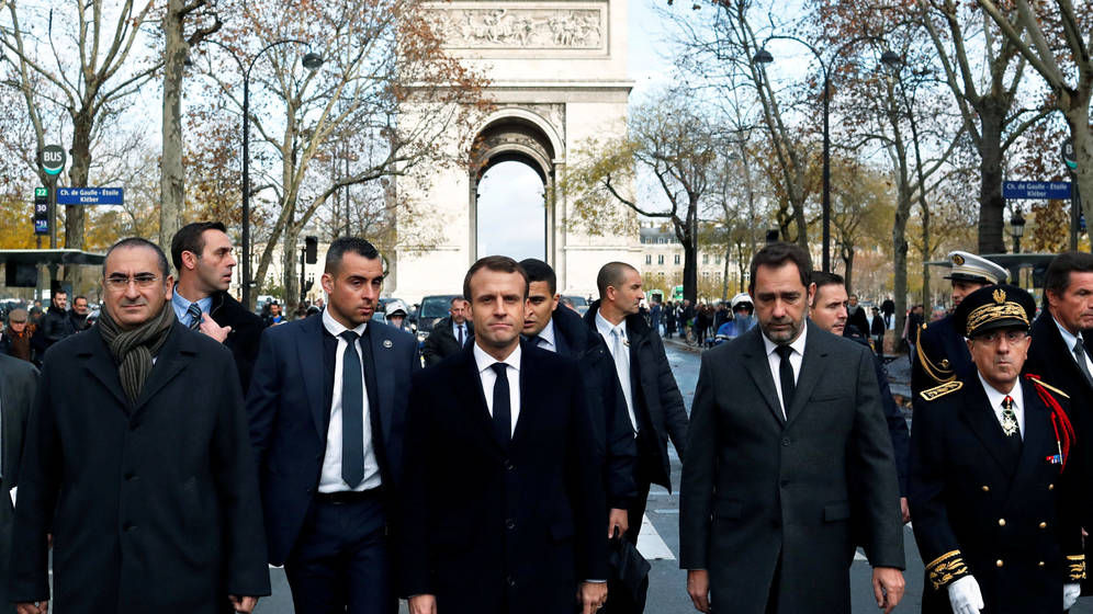 macron cede a las protestas congela el gas la electricidad y la tasa a carburantes