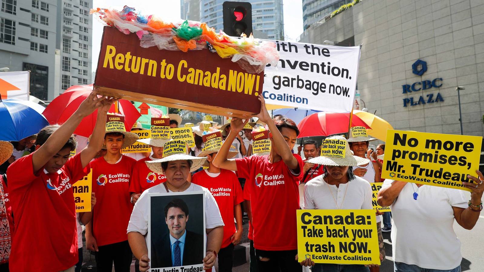 CANADÁ LLEVA SU BASURA A CASA DEL VECINO