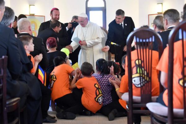 EL PAPA SIGUE PIDIENDO PERDON: AHORA A LOS GITANOS