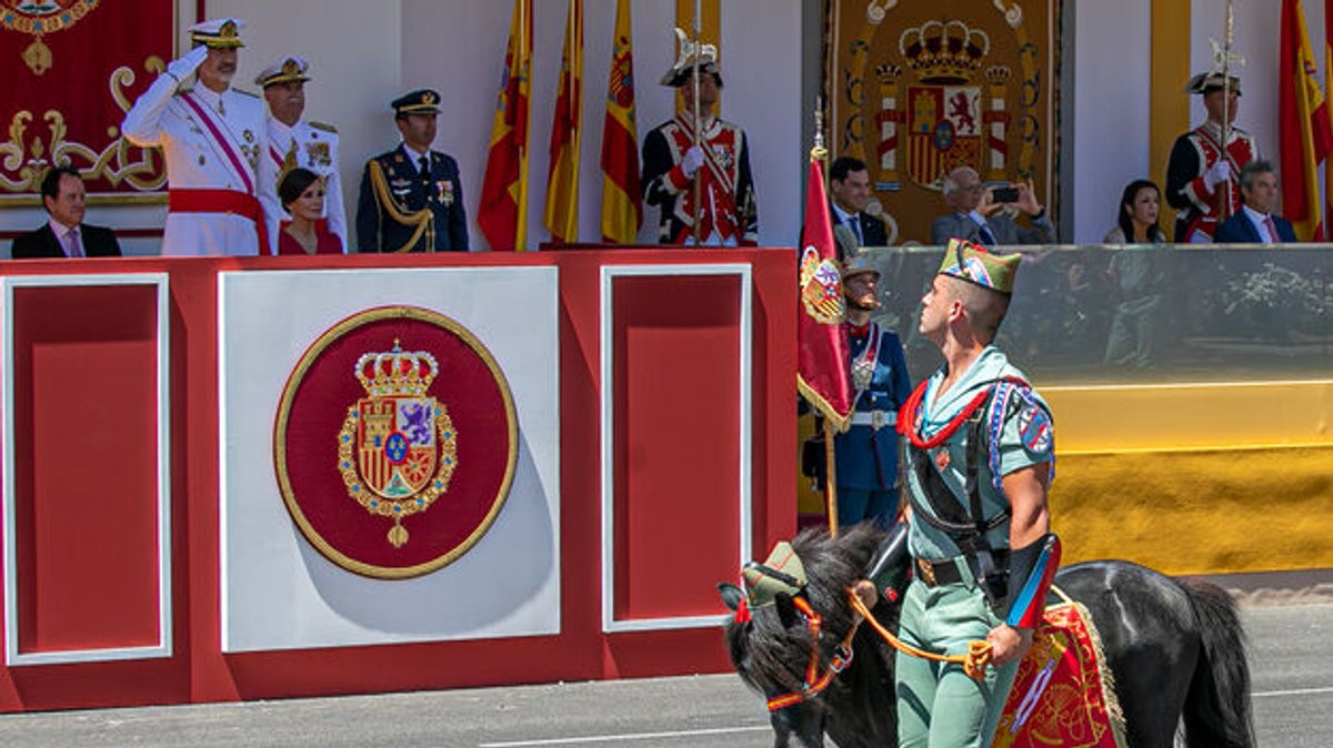 desfile Sevilla Espana tanques publico TINIMA20190601 0033 5