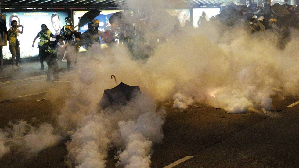 HONG KONG VUELVE AL CAOS EN UNA JORNADA DE CHOQUES CON LA POLICÍA