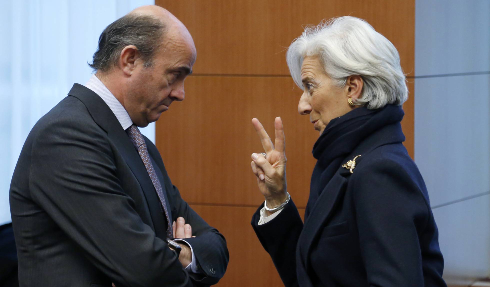 A LAGARDE SE LE MOJAN LOS PAPELES