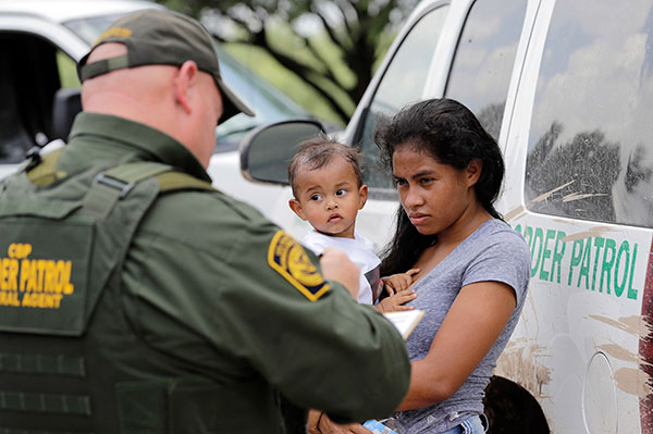 border honduran mother childAP 18182522168532 600