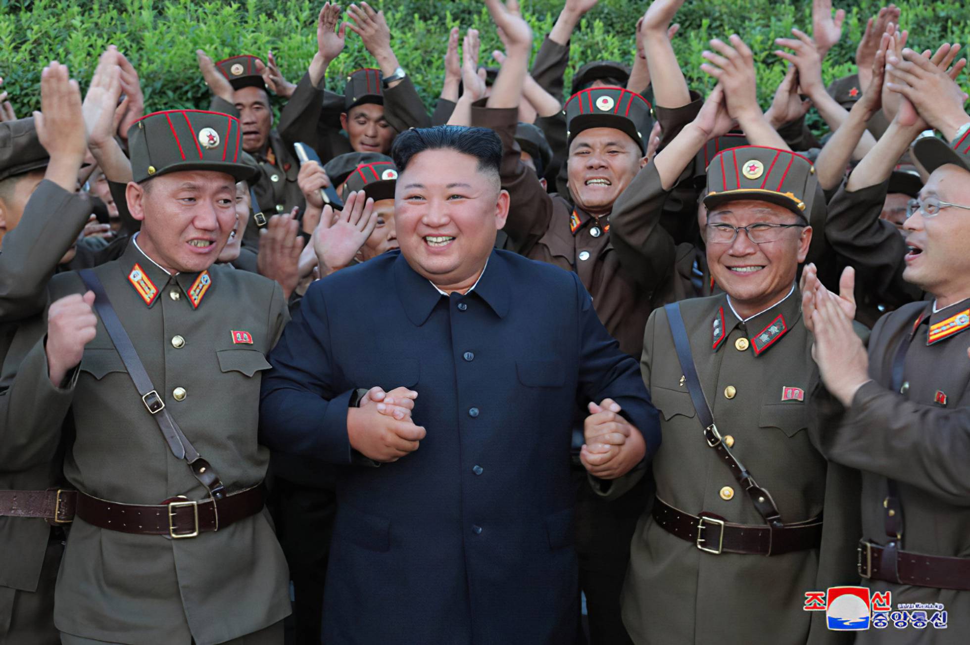 COREA SIGE LANZANDO MISILES
