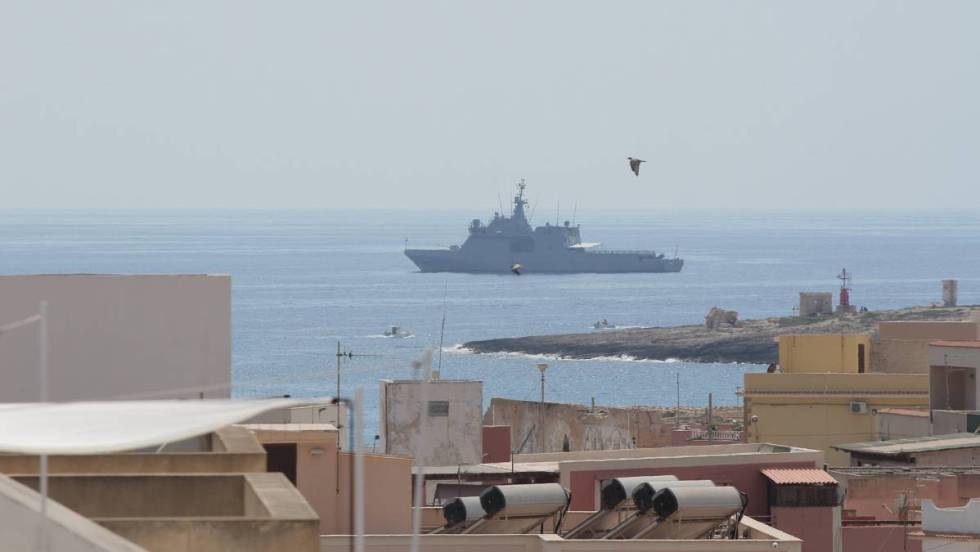EL ‘AUDAZ’ FONDEA FRENTE A SICILIA PARA RECOGER A 15 INMIGRANTES