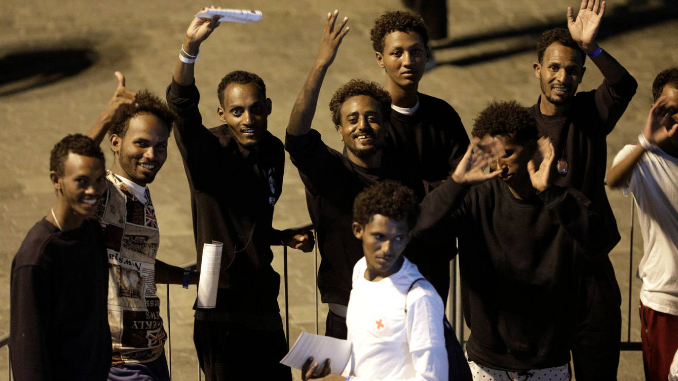 salvini recula italia desembarca a 47 migrantes en el puerto de catania