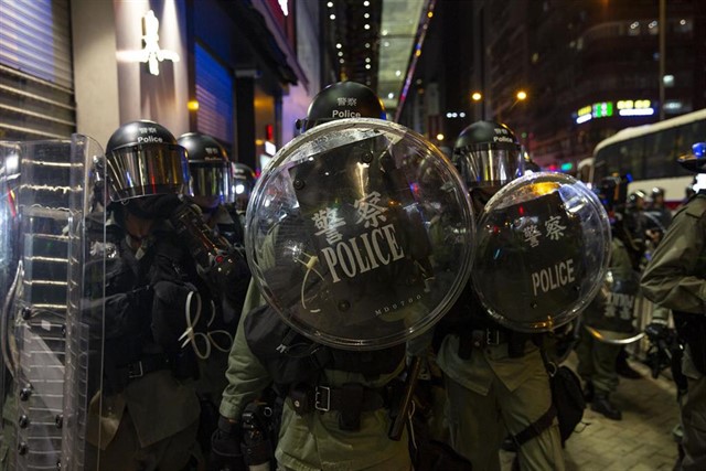 HONG KONG: COMIENZAN LOS ENFRENTAMIENTOS ENTRE MANIFESTANTES PRO Y ANTI CHINOS