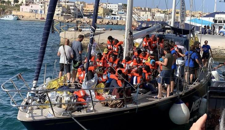SIN SALVINI, ITALIA EMPIEZA A AUTORIZAR DESEMBARCOS DE EMIGRANTES RESCATADOS