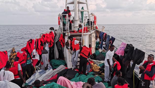 europapress234568331august2019migrantsstandandlietightlypackedondeckofthegermanaidshipeleonoreatthemediterraneanseathepeoplewererescuedwhiletheirboatwassinkingsaidaxelsteier 26d15c65