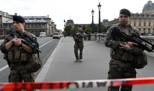 ESPELUZNANTE: MATA A CUATRO COMPAÑEROS POLICIAS EN PARIS
