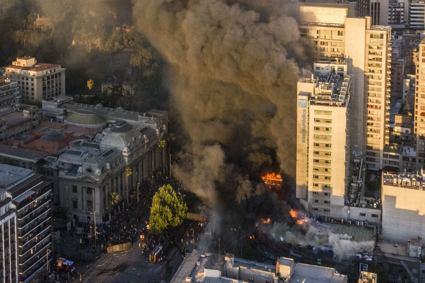 VIOLENCIA Y FUEGO EN UN CHILE QUE NO CESA EN SU PROTESTA