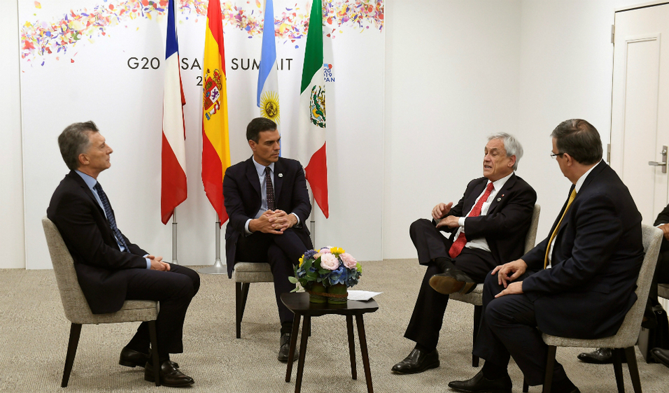 Y COMO CHILE SE RETIRA. ESPAÑA SE APUNTA