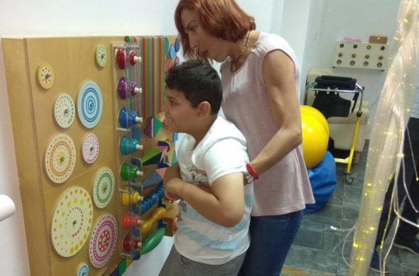 un usuario en la sala multisensorial de denia 590x389
