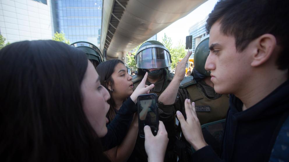 DISPAROS DE LA POLICIA CHILENA EN UN COLEGIO