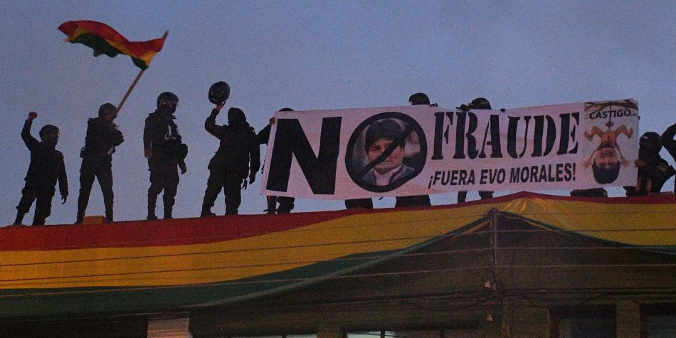 MOTINES POLICIALES CONTRA EVO MORALES