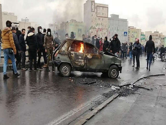 REPRESIÓN EN IRÁN: PROTESTAN POR LA SUBIDA DE GASOLINA