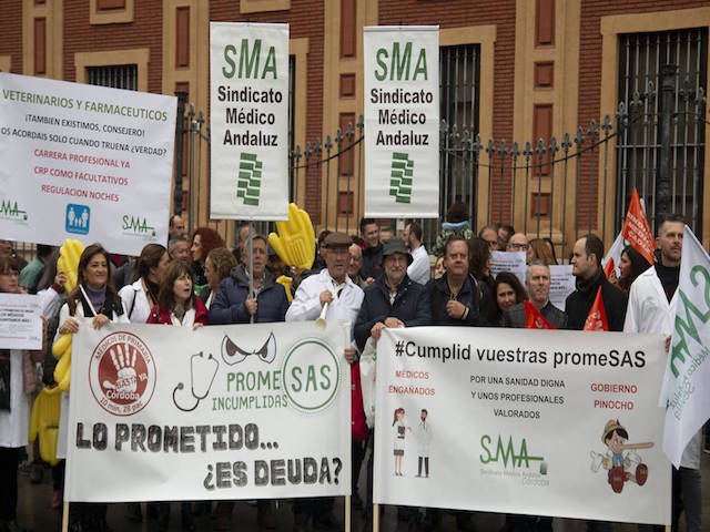 Y AQUÍ EN SEVILLA, LAS PROTESTAS CESAN AL GERENTE DE SANIDAD