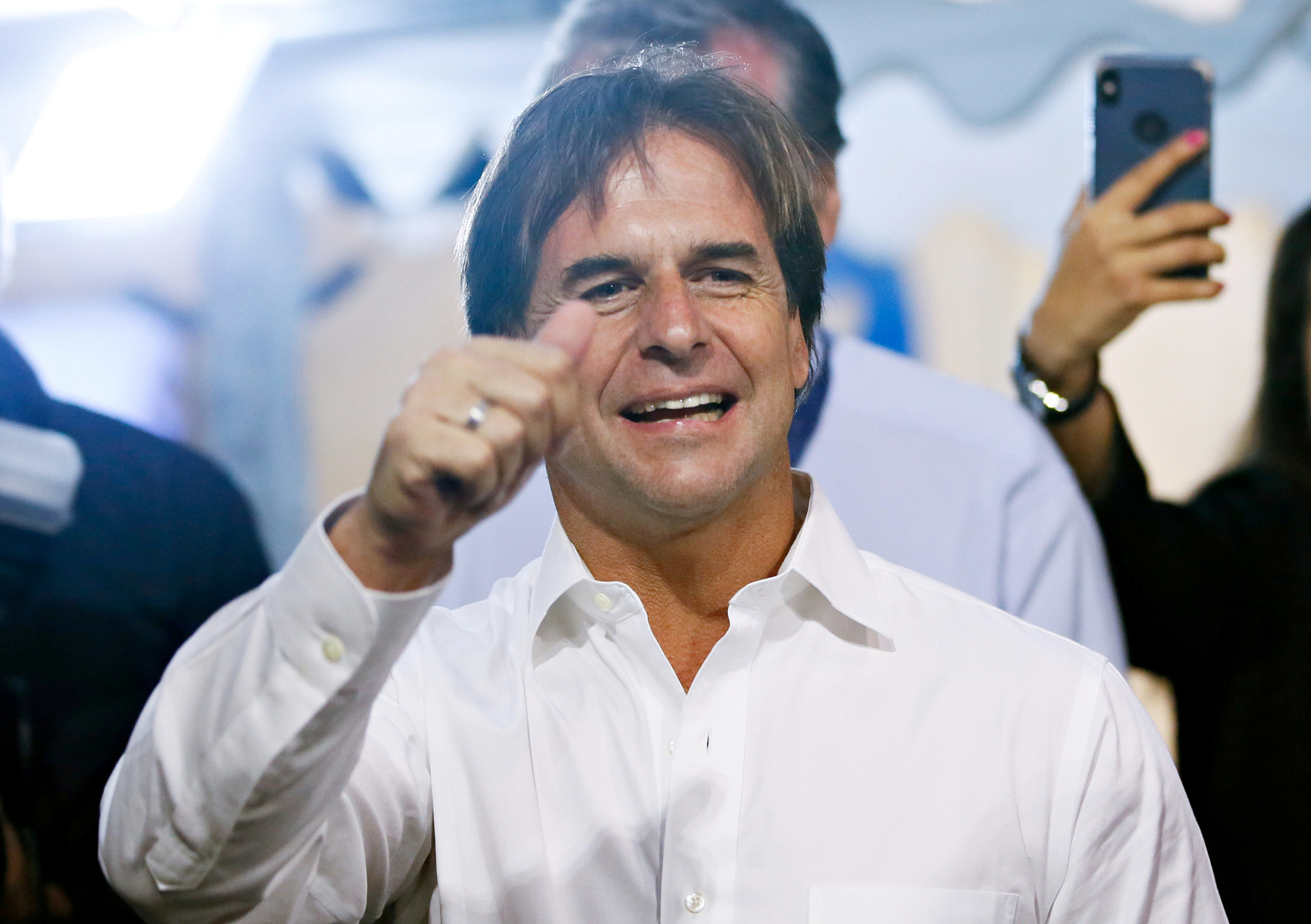 LA DERECHA GANA EN URUGUAY POR UN 1%