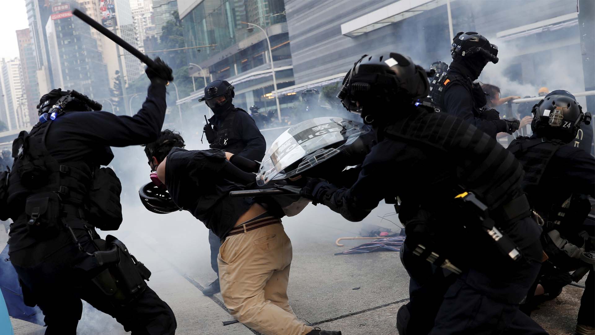 La policía de Hong Kong carga contra los manifestantes y lanza gas lacrimógeno 1