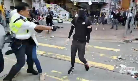 HONG KONG SIGUE CADA VEZ MAS VIOLENTO
