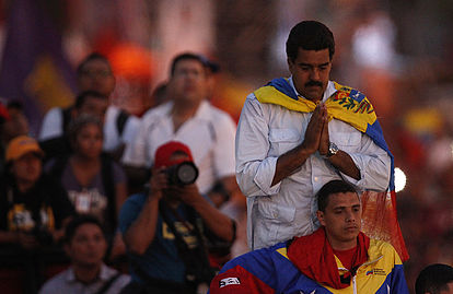 MADURO: A DIOS ROGANDO Y CON EL MAZO TORTURANDO