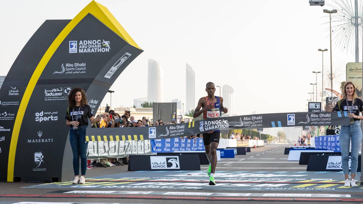 CONTRATADO COMO LIEBRE Y GANÓ EL MARATÓN
