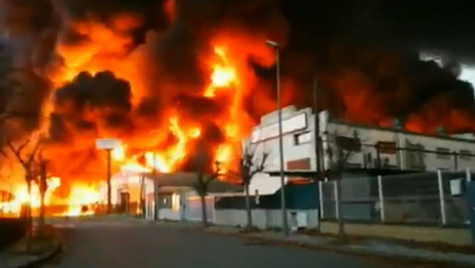 FUEGO EN UN POLIGONO EN BARCELONA