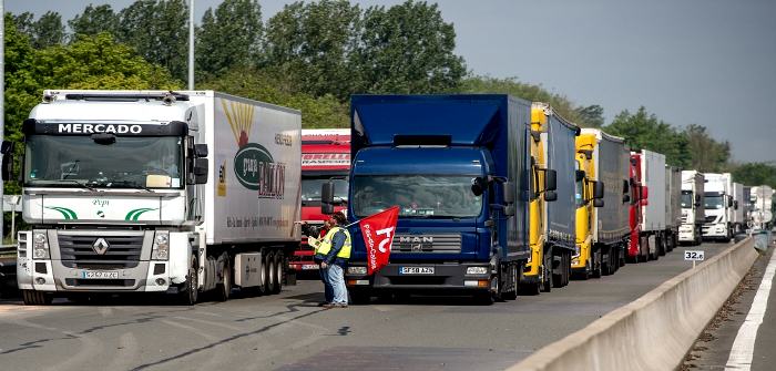 Camionistas Franceses Bloqueiam Estradas Contra Regime Laboral